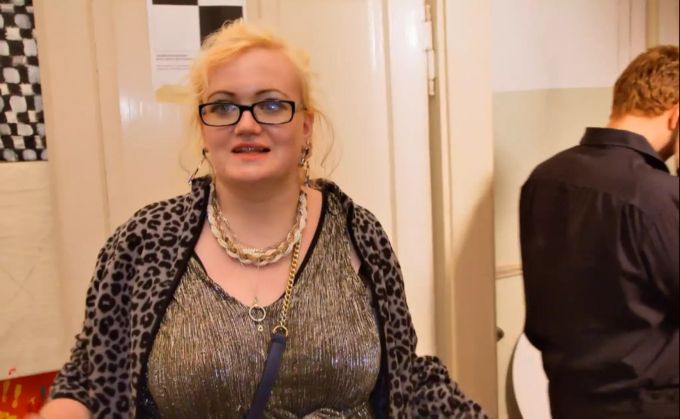 Kandidatin Claudia macht das beste aus der Situation. Claudia
