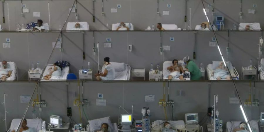 Patienten in einem Feldlazarett in Santo André