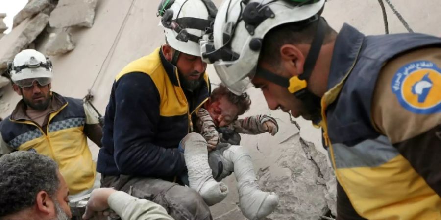 Weisshelme bergen Kind nach Luftangriff in Idlib (Archivfoto)