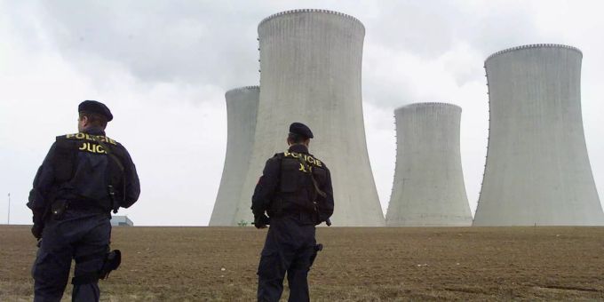 Tschechische Polizisten vor dem Atomkraftwerk Dukovany. Tschechien Atomkraft entlassung