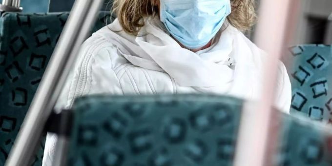 Eine Frau trägt einen Mundschutz in einer S-Bahn in Berlin. Foto: Britta Pedersen/dpa-Zentralbild/dpa Eine Frau trägt einen Mundschutz in einer S-Bahn in Berlin. Foto: Britta Pedersen/dpa-Zentralbild/dpa