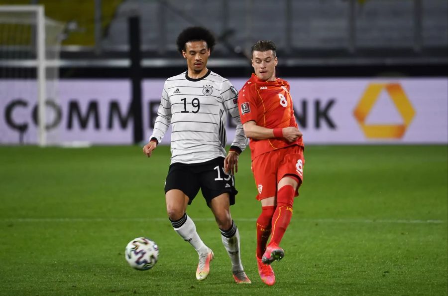 Ezgjan Alioski (r.) im Duell mit Bayern-Star Leroy Sané (l.).