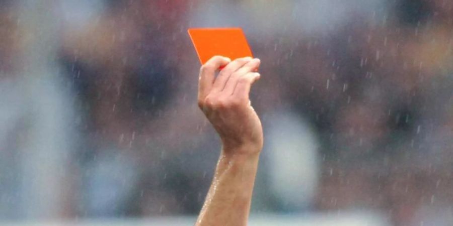 Die Rote Karte wurde ebenso wie die Gelbe als optisches Signal zur Rückrunde der Bundesliga-Saison 1971 eingeführt. Foto: Achim Scheidemann/dpa