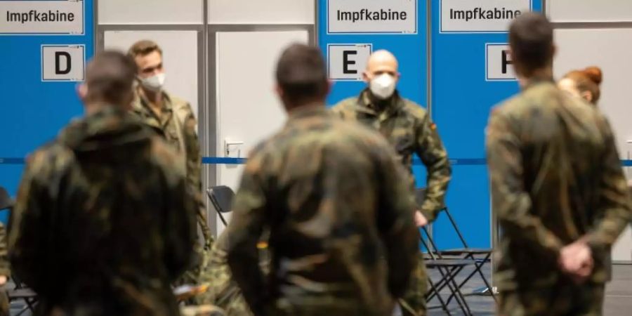 Mit Soldaten werden die Abläufe im Impfzentrum Mittelthüringen auf der Erfurter Messe geprobt. (Archivbild). Foto: Michael Reichel/dpa-Zentralbild/dpa