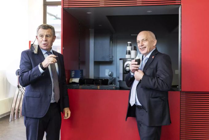 Regierungsrat Ernst Stocker, Finanzdirektor, und Bundesrat Ueli Maurer geniessen einen Kaffee vor der Medienkonferenz. Ueli Maurer