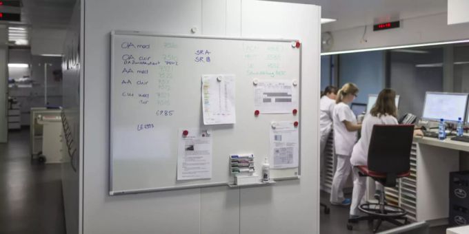 Personal im Inselspital Bern (Symbolbild). ausbildung personal inselspital coronavirus