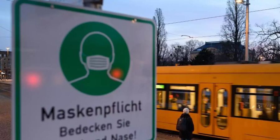 Wer sich an Regeln wie Abstand und konsequentes Tragen einer FFP2-Maske halte, hat laut jüngsten Studienergebnissen kein erhöhtes Risiko. Foto: Robert Michael/dpa-Zentralbild/dpa