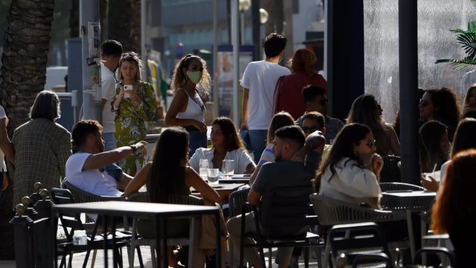 09.05.2021, Spanien, Palma: Kunden sitzen auf der Terrasse einer Bar. Die meisten der teils sehr strengen Beschränkungen waren in Spanien mit dem Ende des Corona-Notstandes am 9. Mai 2021 um Coronavirus - Spanien
