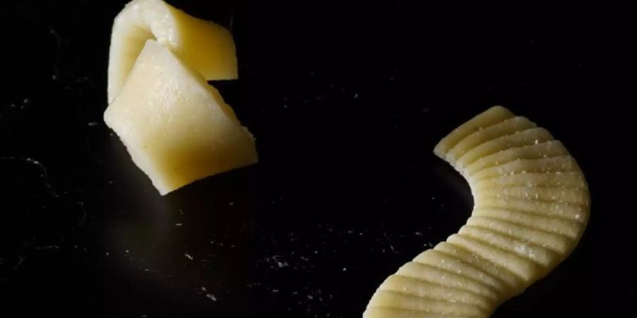 Eine Nudel wird im ungekochten (r) und gekochten Zustand gezeigt. Hierbei handelt es sich um eine Flache Nudel aus dem Forschungslabor, die sich beim Kochen zu in eine dreidimensionalen Form entfaltet hat. Foto: -/Morphing Matter Lab. Carnegie Mellon University/dpa