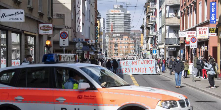 Ein Protestzug des feministischen Streikkollektivs Zürich zog am Samstag durch den Kreis 4.