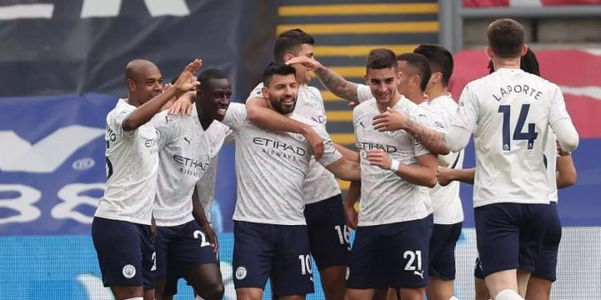 Die Spieler von Manchester City bejubeln das Führungstor von Sergio Agüero (3.v.l). Manchester City