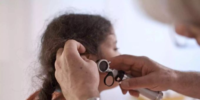 Ein Cochlea-Implantat hilft gegen Hörverlust. hörverlust