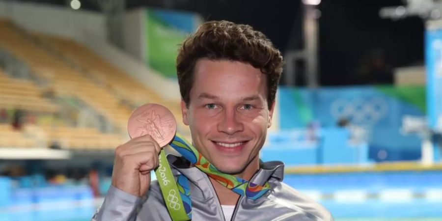 Wasserspringer Patrick Hausding zeigt 2016 seine Olympia-Bronzemedaille. Foto: picture alliance / dpa