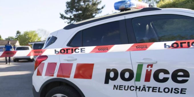 Die Polizei verhaftete den tatverdächtigen Ehemann des Opfers kurz nach der Tat. (Symbolbild) Die Polizei verhaftete den tatverdächtigen Ehemann des Opfers kurz nach der Tat. (Symbolbild)
