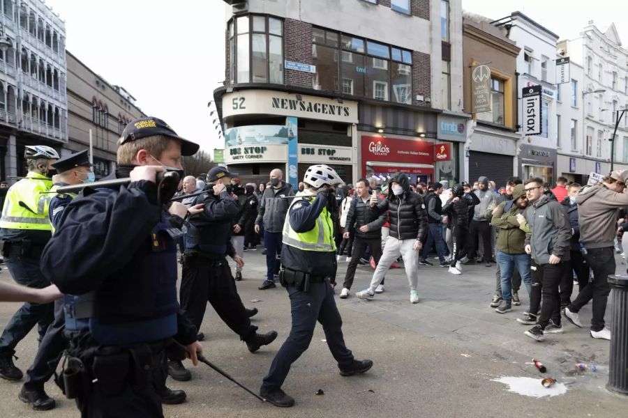 Anti-Lockdown-Proteste in Dublin sind am Samstagnachmittag ausgeartet.