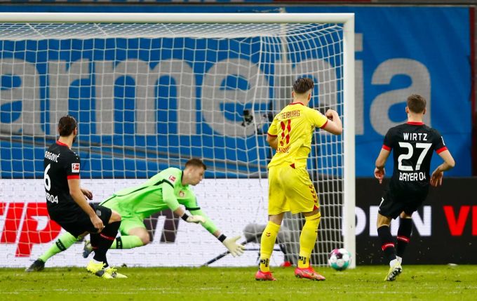 Freiburgs Ermedin Demirovic (2.vr) erzielt das Tor zum 0:1 gegen Leverkusens Torwart Lennart Grill. Bayer Leverkusen
