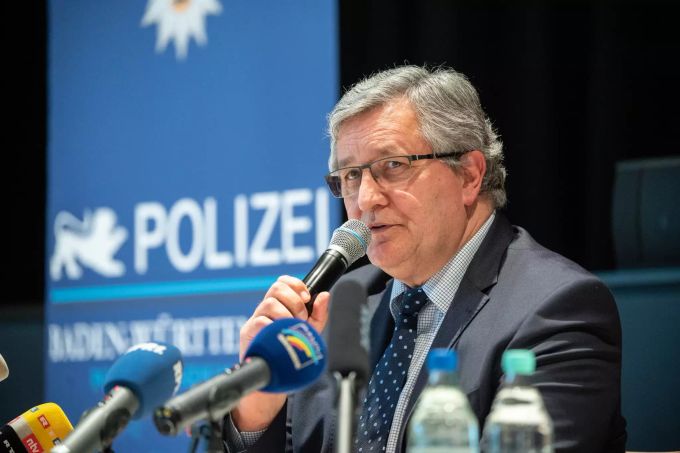 Siegfried Kollmar, Leiter der Kriminalpolizei und Polizeivizepräsident des Polizeipräsidiums Mannheim, spricht während einer Pressekonferenz zu einem Tötungsdelikt an einem 13-Jährigen in der Nähe von Sinsheim-Eschelbach. Tötungsdelikt Sinsheim