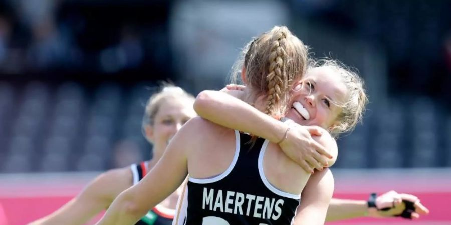 Deutschlands Pia Maertens jubelt mit einer Teamkollegin nach ihrem Tor zum 1:0. Foto: Frank Uijlenbroek/dpa/Archivbild