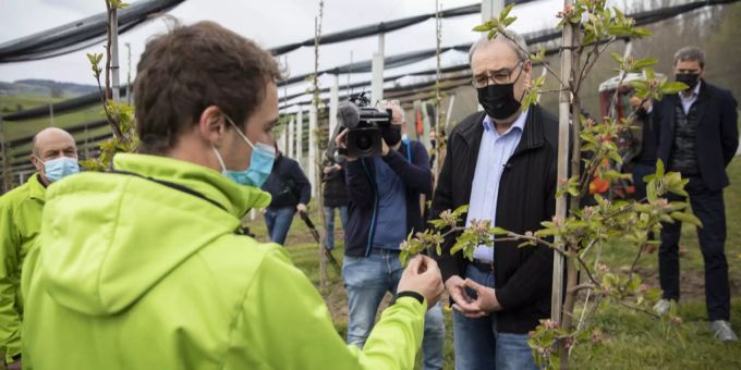 Bundespraesident Guy Parmelin besichtigt eine Obstplantage und informiert sich vor Ort über die möglichen Folgen der Trinkwasser-Initiative und Initiative für ein Pestizidverbot. Trinkwasser-initiative