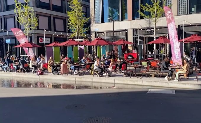 Restaurant-Gäste an der Europaallee in Zürich. Trotz Coronavirus freuten sich viele Beizen vergangene Woche über einen Ansturm. Coronavirus