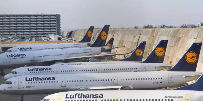 Lufthansa-Maschinen stehen am Flughafen von Frankfurt am Main am Rande des Vorfeldes. frankfurt am main