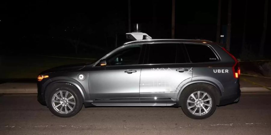 Das von der Polizei Tempe herausgegebene Bild zeigt einen Roboter-Testwagen des Fahrdienst-Vermittlers Uber, nachdem er eine Fussgängerin angefahren und getötet hatte. Foto: Uncredited/Tempe Police Department/dpa
