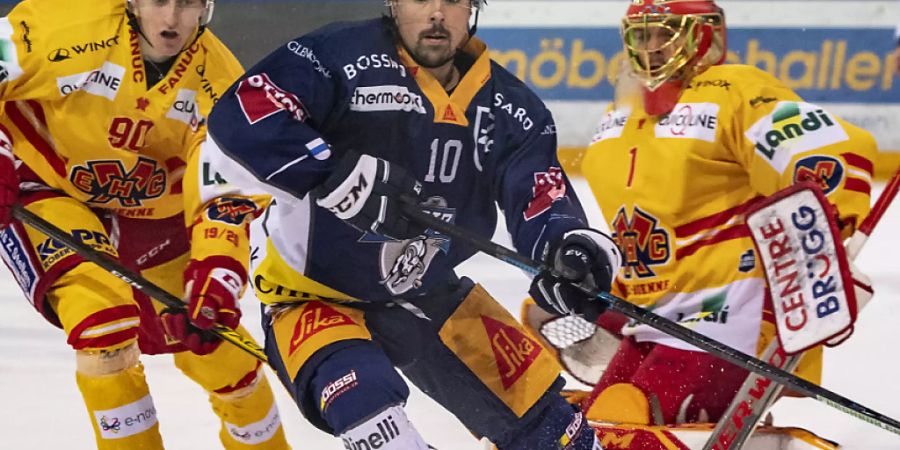 Zugs Stürmer Jérôme Bachofner (vorne) fehlt der Schweizer Nationalmannschaft am Deutschland Cup in Krefeld (7. bis 10. November) aufgrund einer Handverletzung