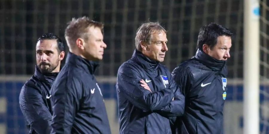 Herthas neuer Trainer-Stab: Co-Trainer Alexander Nouri (l-r), Co-Trainer Markus Feldhoff, Trainer Jürgen Klinsmann und Athletiktrainer Henrik Kuchno. Foto: Andreas Gora/dpa