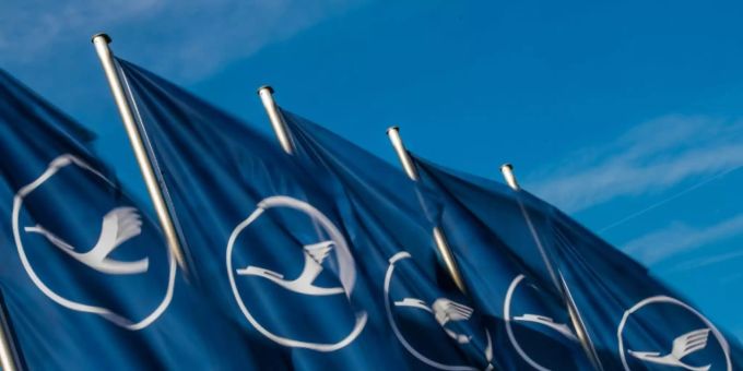 Fahnen mit Lufthansa-Logo