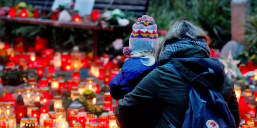 Brennende Kerzen am Eingang des Krefelder Zoos