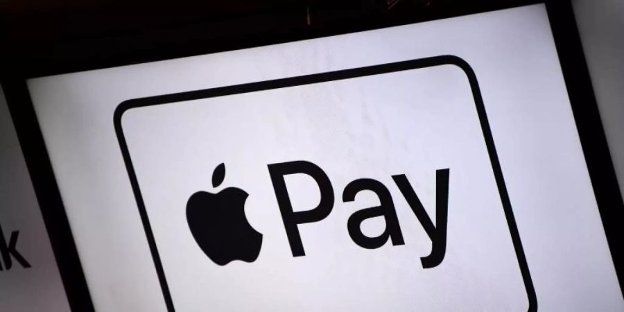 Mit Apple Pay können Kunden mit dem iPhone und der Computer-Uhr Apple Watch an der Ladenkasse wie mit einer kontaktlosen Karte bezahlen. Foto: Lino Mirgeler/dpa