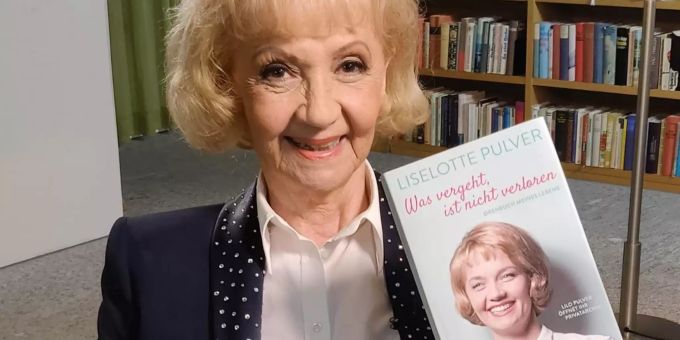Die Schauspielerin Lilo Pulver zeigt ihr Buch «Liselotte Pulver: Was vergeht ist nicht verloren». Liselotte Pulver wird 90