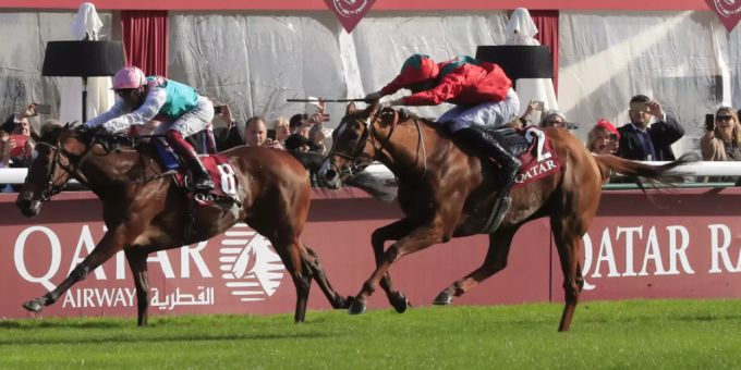 Pierre-Charles Boudot (rechts/Nummer 2) auf Waldgeist auf dem Weg zum Triumph am Prix de l'Arc de Triomphe in Paris-Longchamp Pierre-Charles Boudot (rechts/Nummer 2) auf Waldgeist auf dem Weg zum Triumph am Prix de l'Arc de Triomphe in Paris-Longchamp