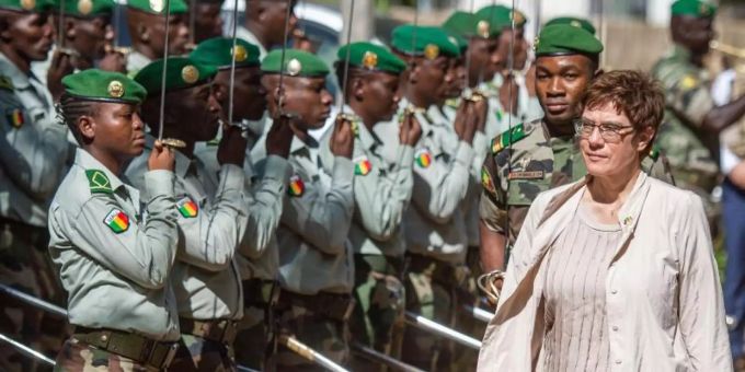 Verteidigungsministerin Kramp-Karrenbauer wird im Ausbildungszentrum der malischen Streitkräfte in Koulikoro mit militärischen Ehren empfangen. Foto: Arne Immanuel Bänsch/dpa Verteidigungsministerin Kramp-Karrenbauer wird im Ausbildungszentrum der malischen Streitkräfte in Koulikoro mit militärischen Ehren empfangen. Foto: Arne Immanuel Bänsch/dpa