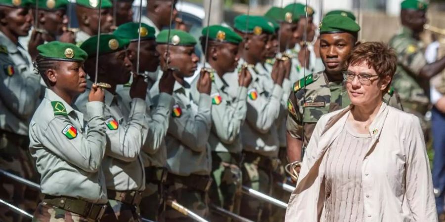 Verteidigungsministerin Kramp-Karrenbauer wird im Ausbildungszentrum der malischen Streitkräfte in Koulikoro mit militärischen Ehren empfangen. Foto: Arne Immanuel Bänsch/dpa