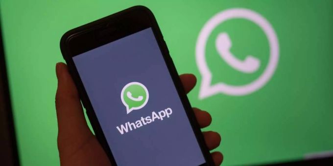 Auch WhatsApp gehört zu Facebook, auch wenn viele Nutzer das nicht wissen. WhatsApp Smartphone