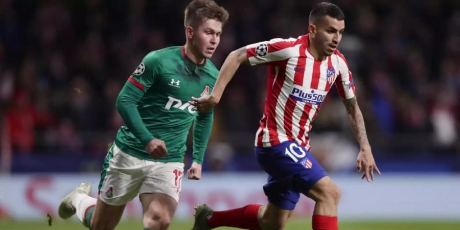 Angel Correa (r) von Atlético Madrid behauptet den Ball gegen Rifat Zhemaletdinov von Lokomotive Moskau. Foto: Manu Fernandez/AP/dpa