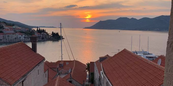 Sonnenuntergang am kroatischen Meer. Blick auf das kroatische Meer