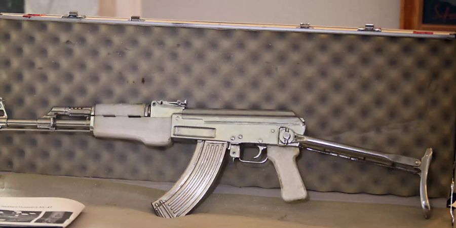 Auch eine Kalaschnikow hatte der Drogenhändler zu Hause in seiner Waffensammlung (Symbolbild einer AK-47).