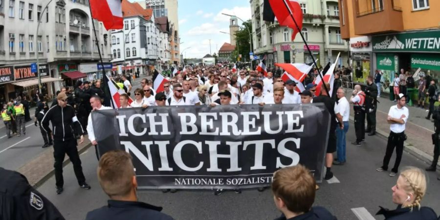 Regierung bereitet Massnahmen gegen Rechtsextremismus vor