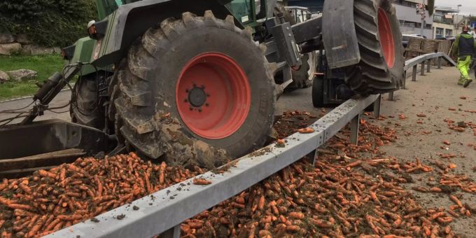 In Oberlunkhofen AG blieb nach einem Unfall ein Meer aus Rüebli auf der Strasse. meer traktor