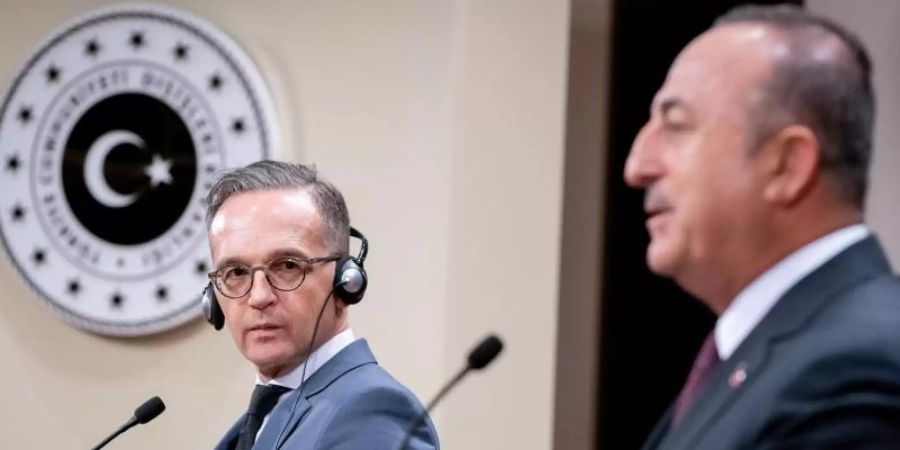 Bundesaussenminister Heiko Maas und sein türkischer Amtskollege Mevlüt Cavusoglu (r) geben nach ihrem Gespräch eine Pressekonferenz. Foto: Kay Nietfeld/dpa