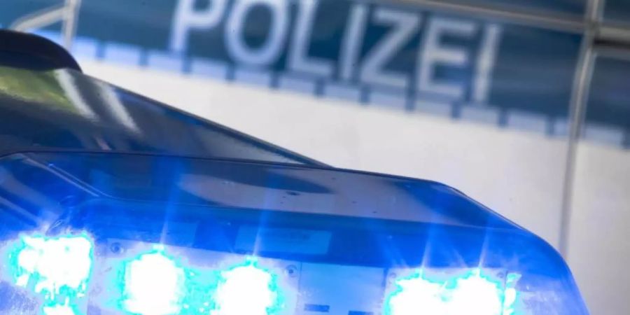 Ein Blaulicht auf dem Dach eines Polizeiwagens. Foto: Friso Gentsch/dpa