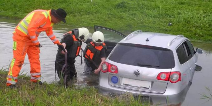 Ein Auto landete nach einem Ausweichmanöver in einem Nebenkanal der Linth. zentralschweiz in linth-nebenkanal gelandet