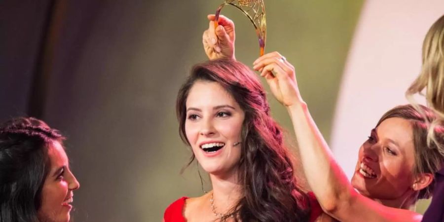 Jetzt mit Krönchen: Angelina Vogt ist neue Weinkönigin. Foto: Andreas Arnold