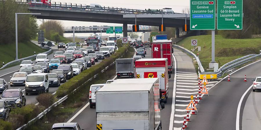 Keine grüne Welle: In der Schweiz erreichen die Lastwagentransporte ein Rekordniveau. (Archivbild)