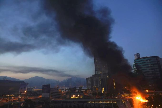 Ein Feuer brennt in der Nähe des Campus der Hong Kong Polytechnic Universität. Die Proteste richten sich gegen die Volksrepublik China. Proteste in Hongkong