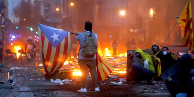 Demonstranten liefern sich heftige Kämpfe mit den Polizisten. barcelona