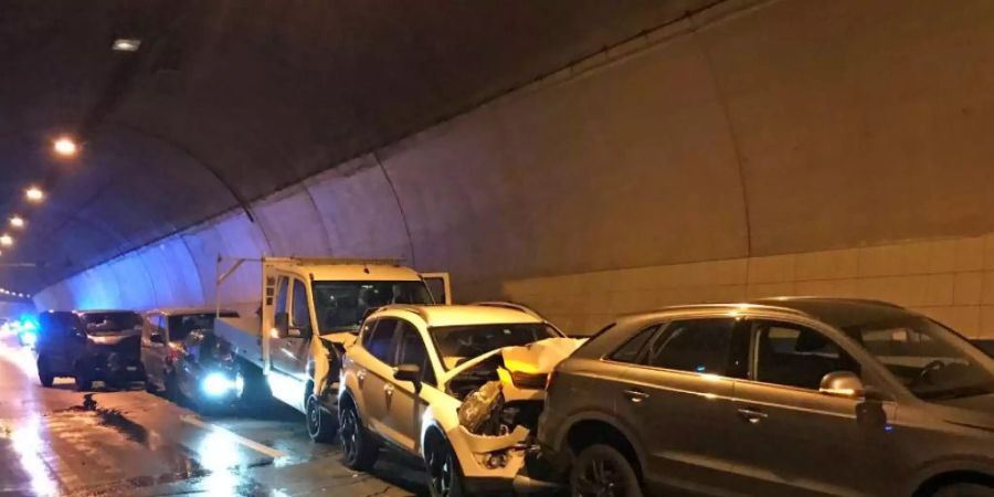 Bei einer Massenkarambolage im Tunnel Eich der A2 sind elf Fahrzeuge beschädigt worden.