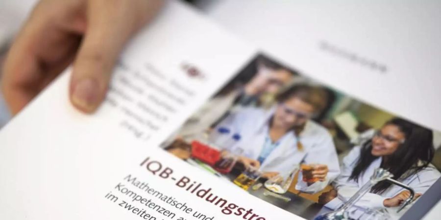 Die Schulleistungsstudie untersucht die Kompetenzstände der Schülerinnen und Schüler der 9. Klassen in Mathematik, Biologie, Chemie und Physik im Ländervergleich. Foto: Fabian Sommer/dpa